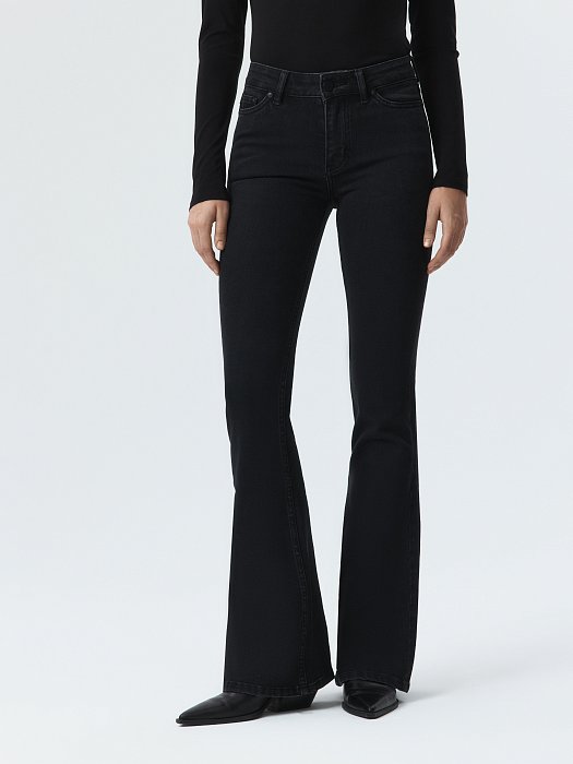 Джинсы-клеш с низкой посадкой: фото №2