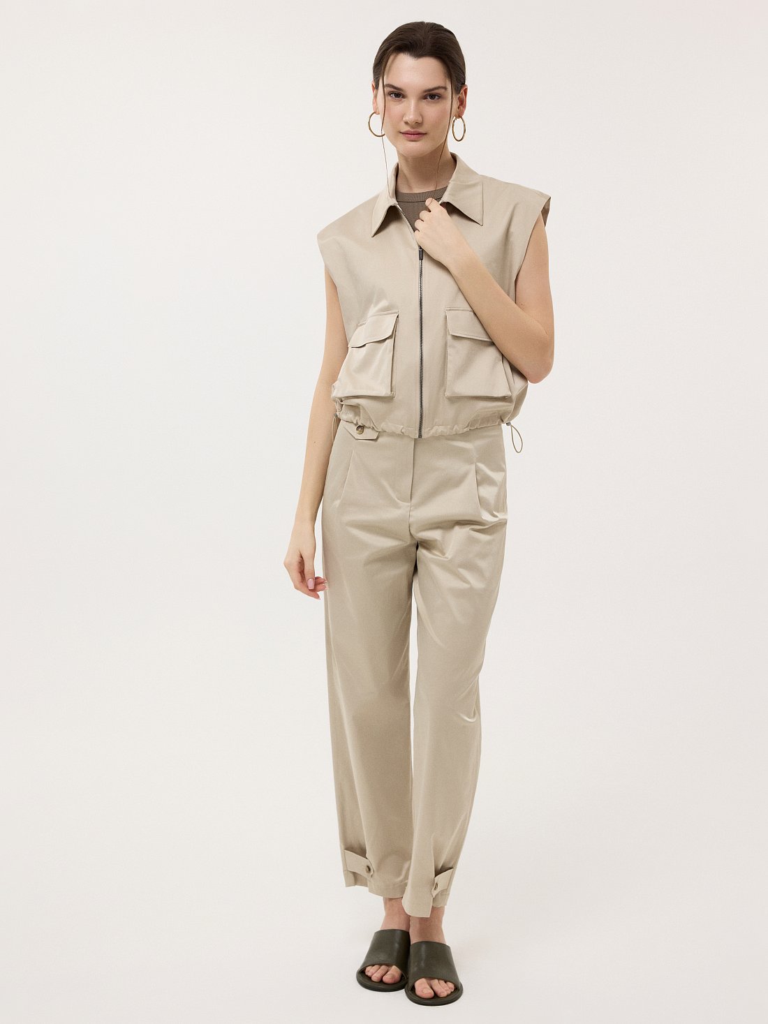 Атласный жилет на молнии: фото №1