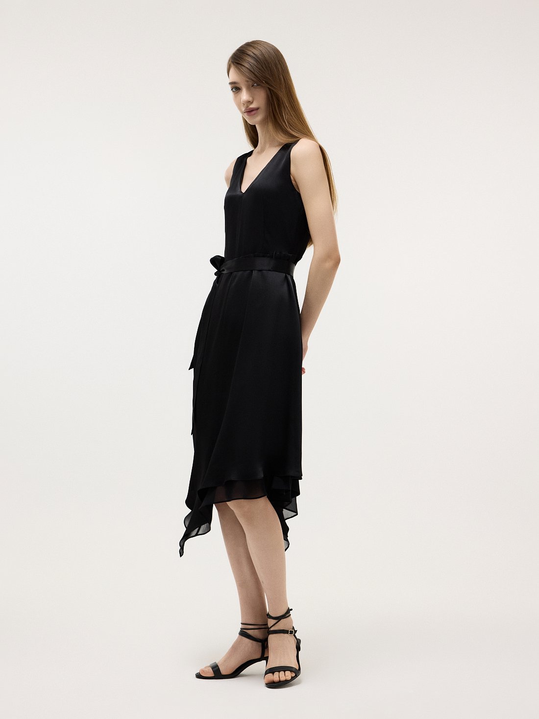 Атласное платье с асимметричной юбкой: фото №1