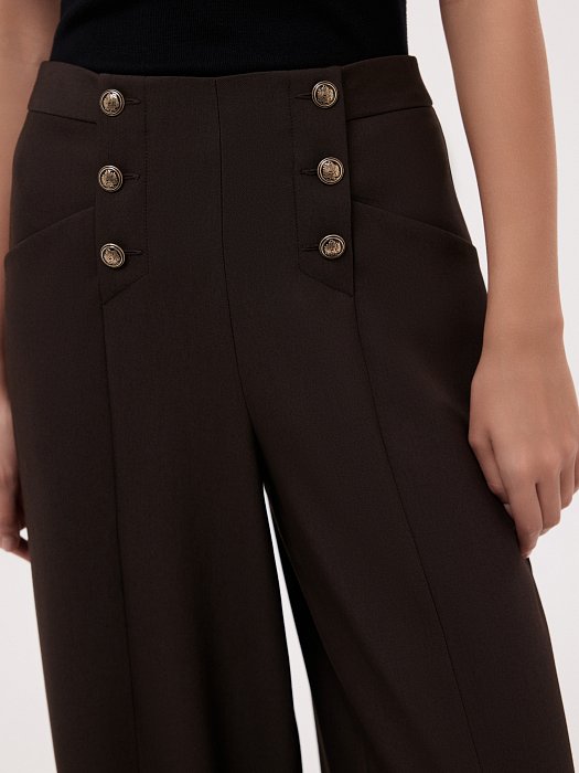 Широкие брюки с декоративными пуговицами: фото №2