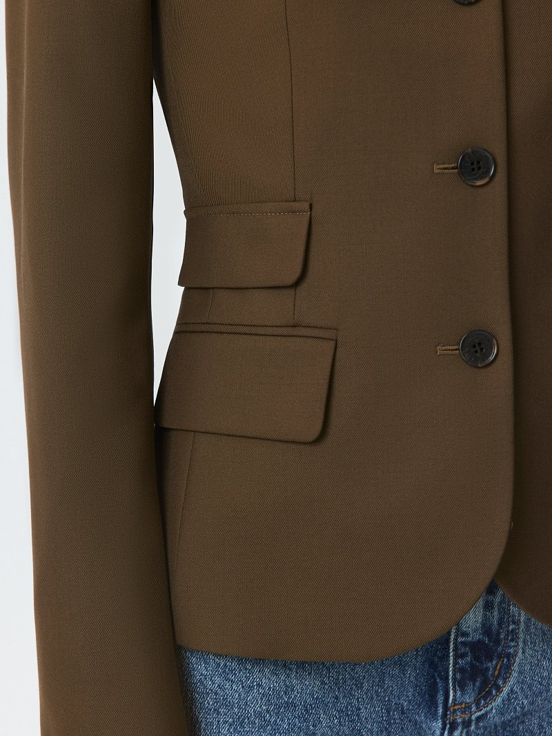 Приталенный жакет со стойкой