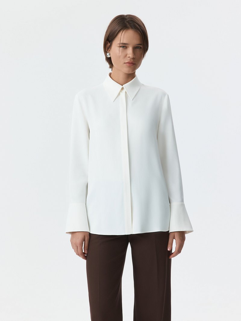 Атласная блуза с широкими манжетами