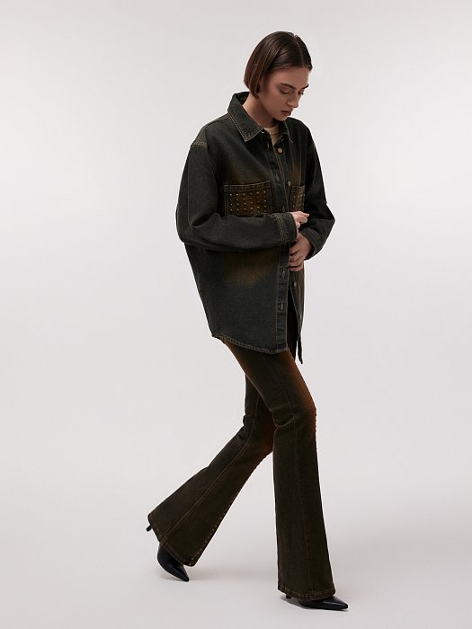 Расклешенные джинсы с клепками: фото №2