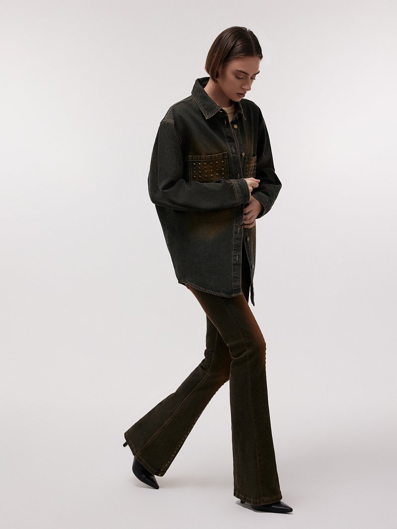 Расклешенные джинсы с клепками