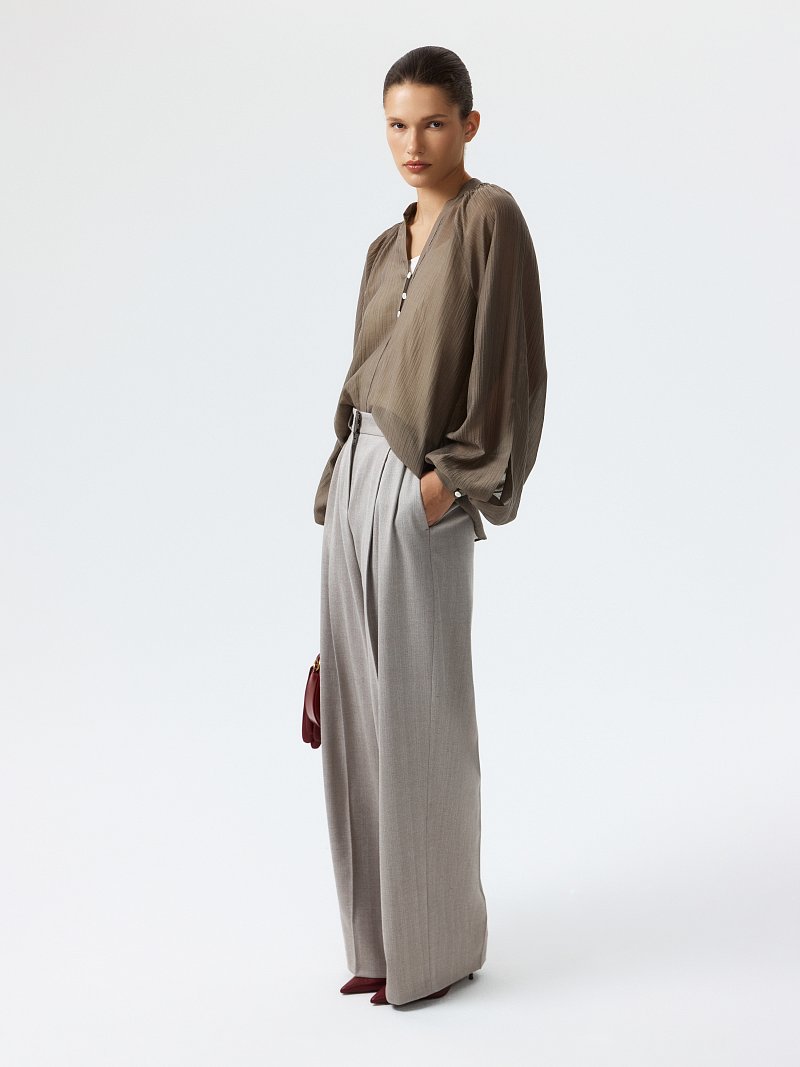 Блуза с V-вырезом