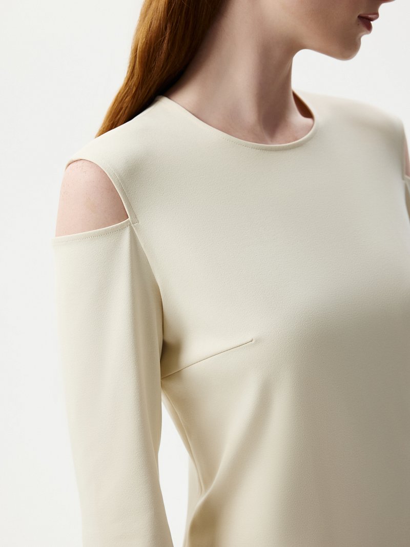 Трикотажное платье с открытыми плечами