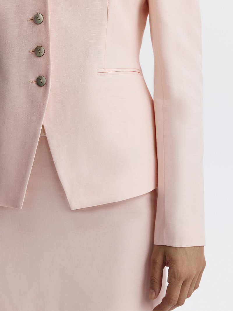 Приталенный жакет со льном