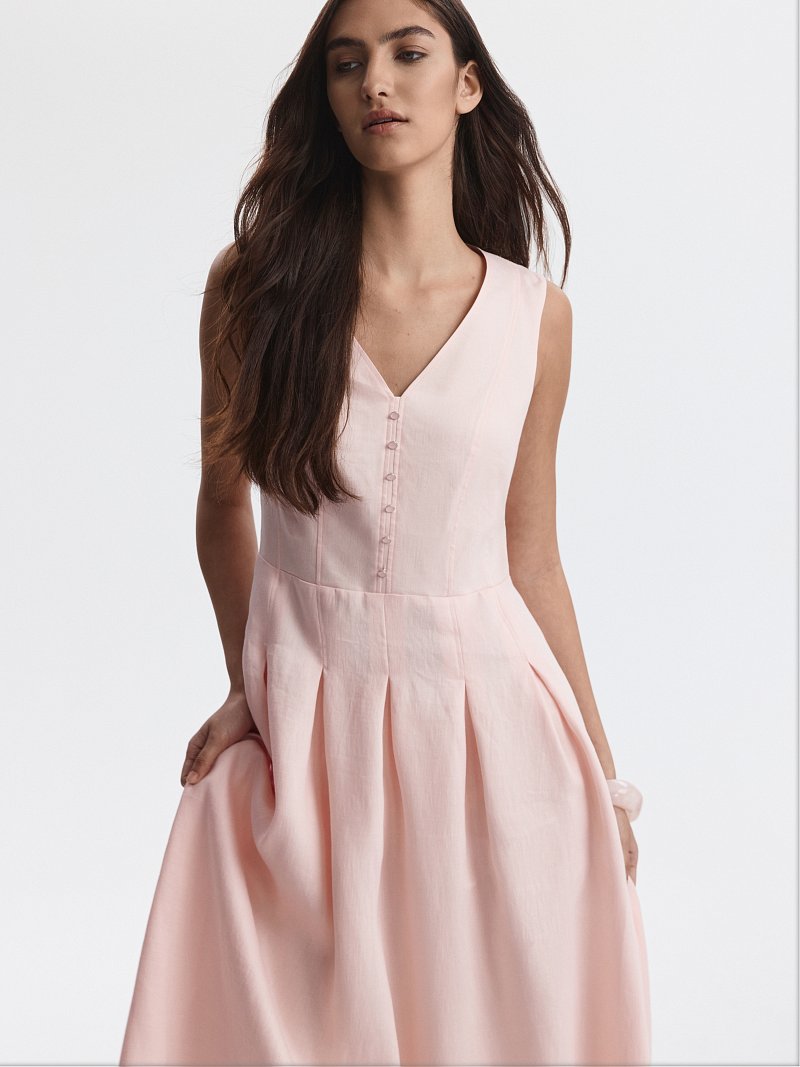 Расклешенное платье изо льна