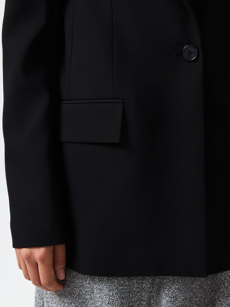 Удлиненный жакет на пуговице
