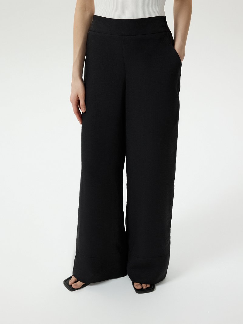 Широкие брюки на резинке