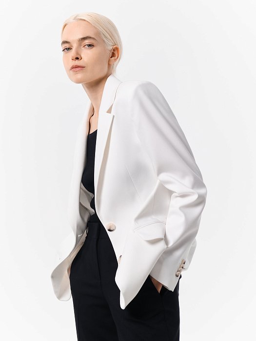 Однобортный приталенный жакет: фото №4