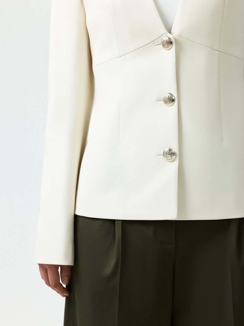 Приталенный жакет с V-вырезом