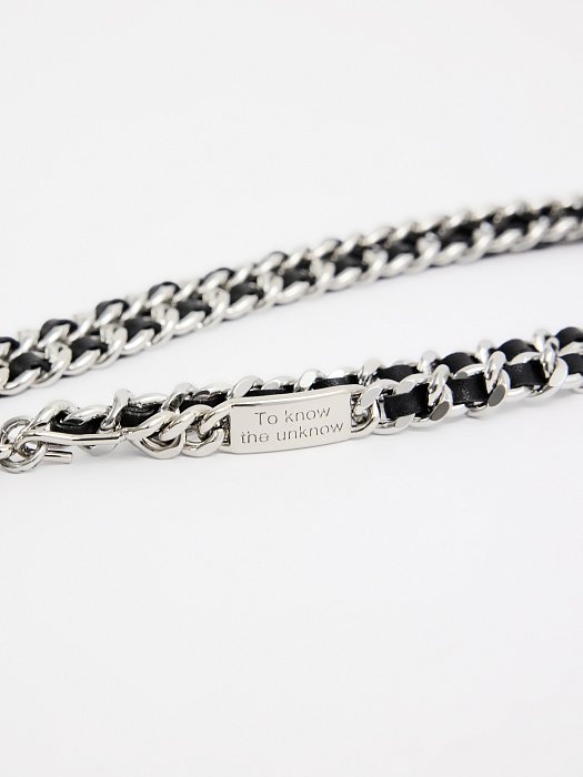 Тонкий пояс с цепочками и подвеской: фото №4