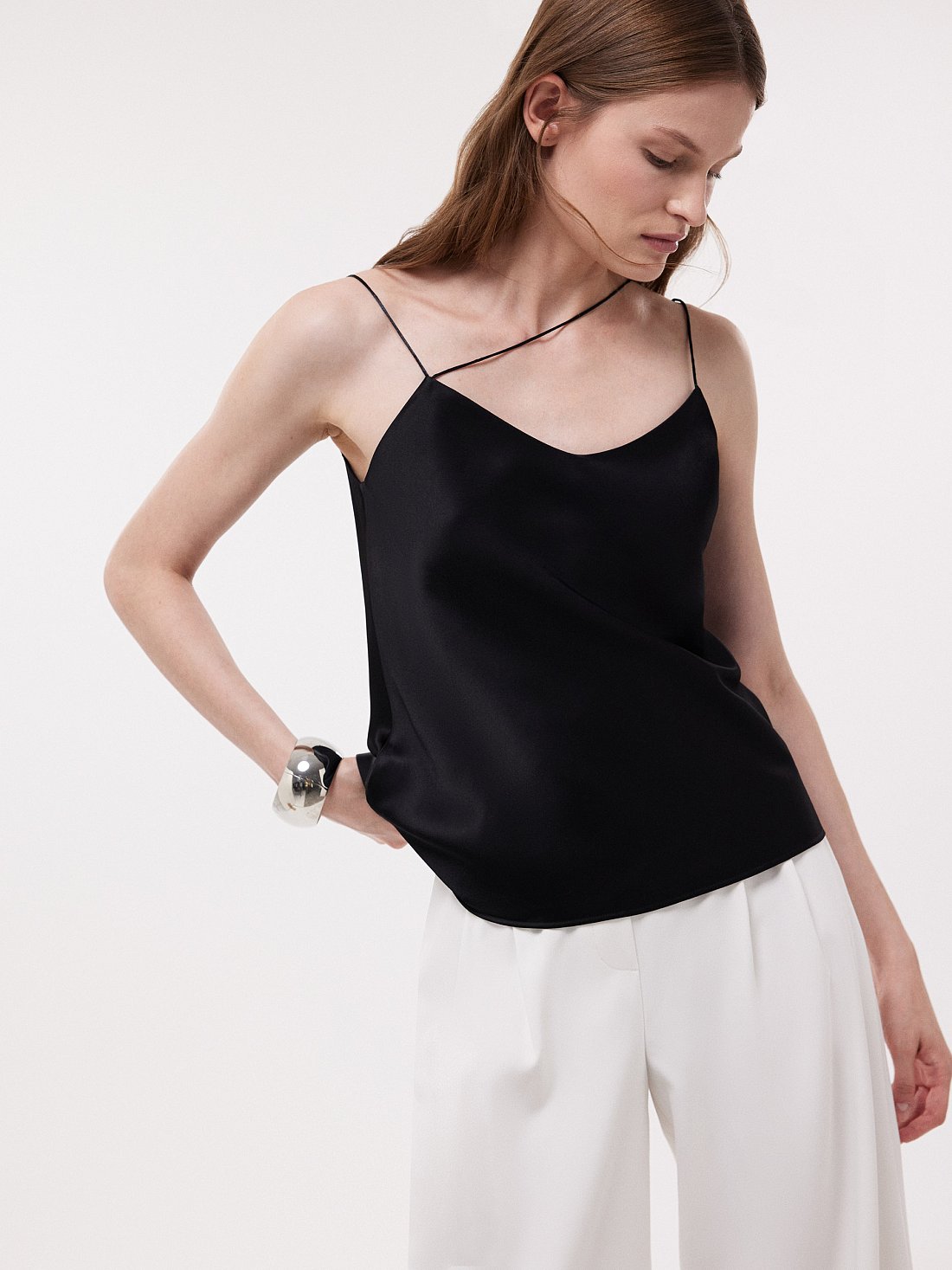 Атласный топ с асимметричными бретелями: фото №1