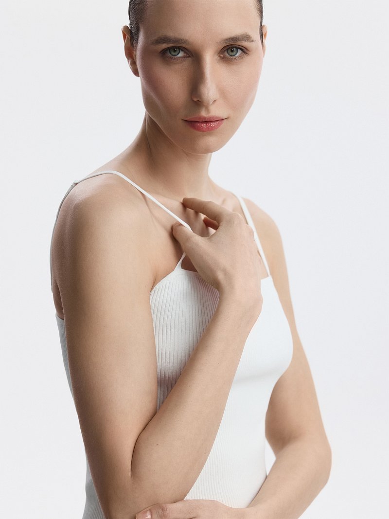 Трикотажный топ на бретелях