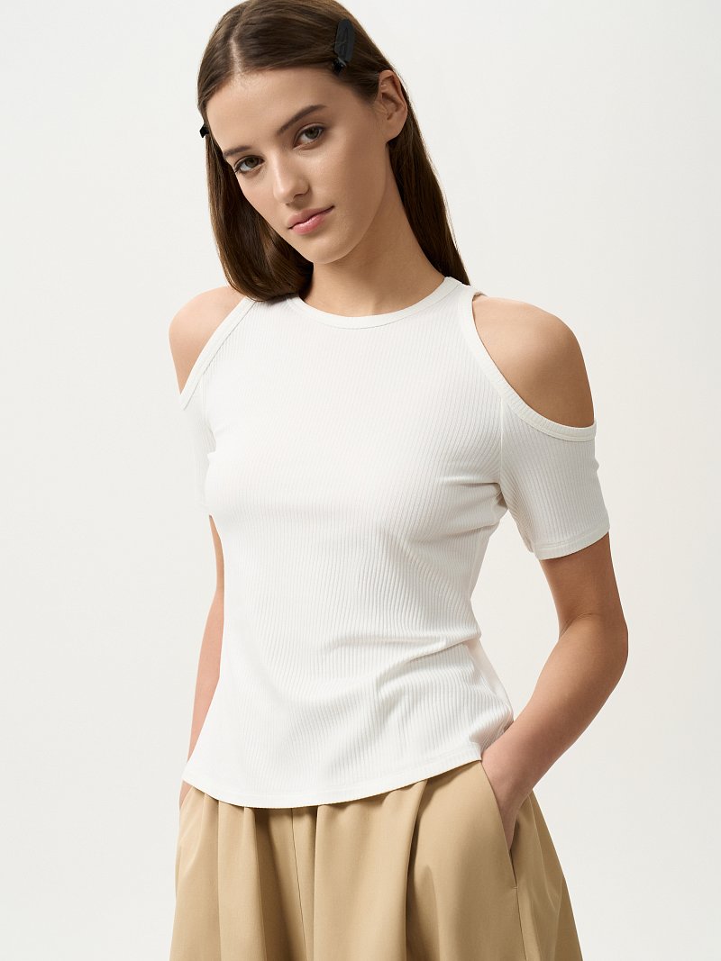 Футболка с открытыми плечами