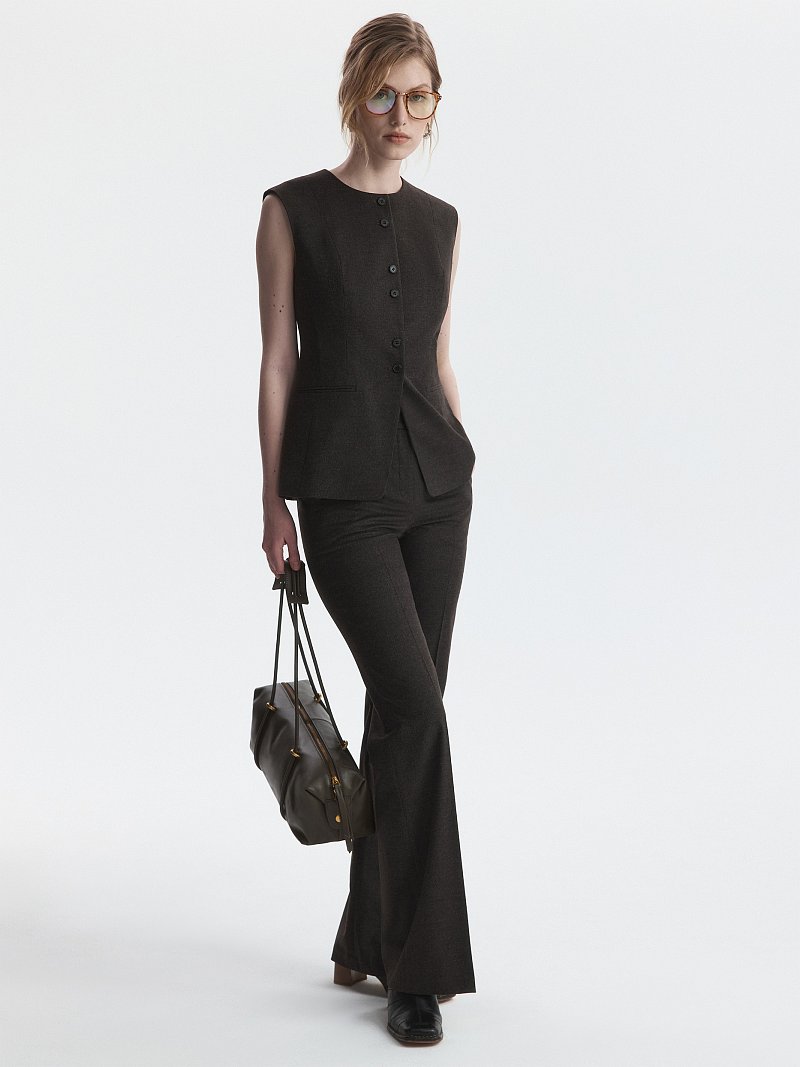 Приталенный костюмный жилет