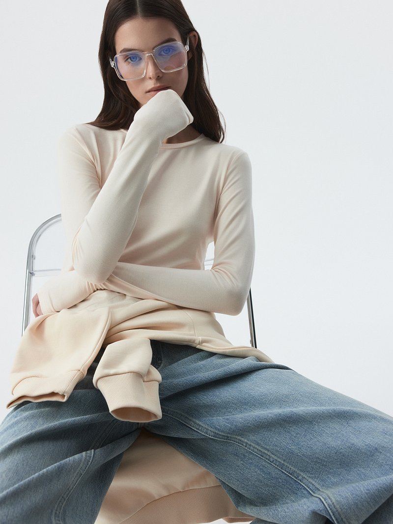 Облегающий лонгслив с вырезом для пальца