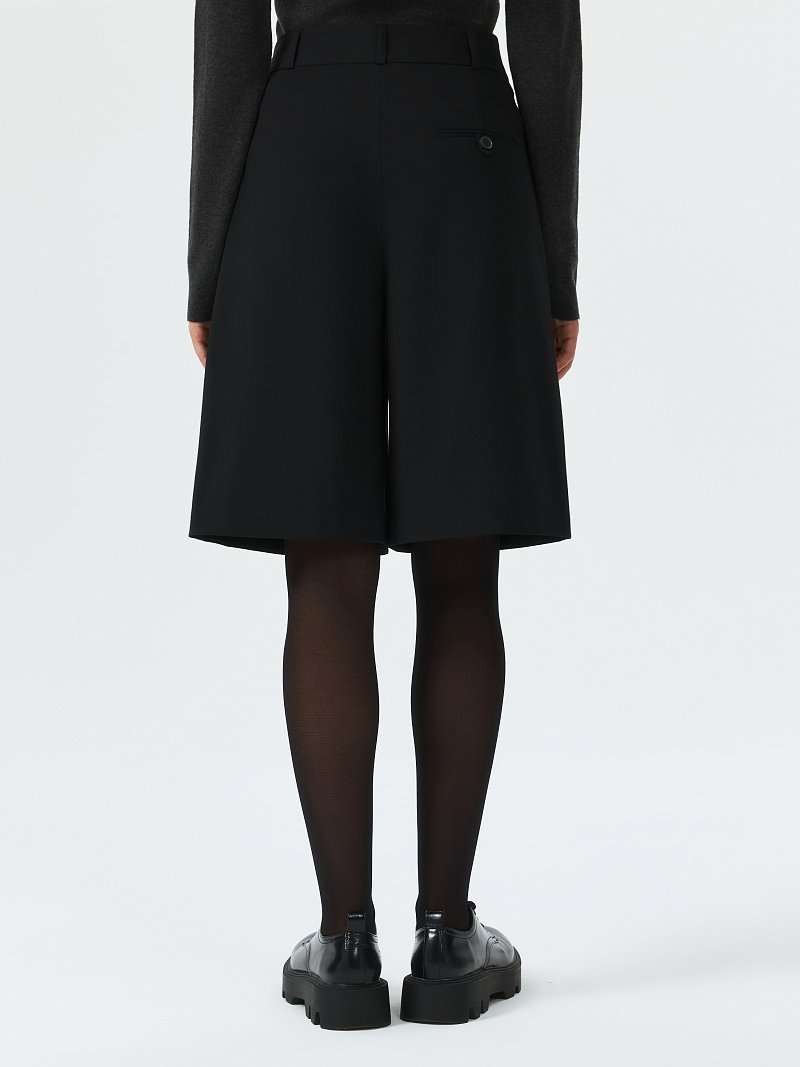 Костюмные шорты с защипами