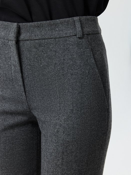 Зауженные брюки «в елочку»: фото №4