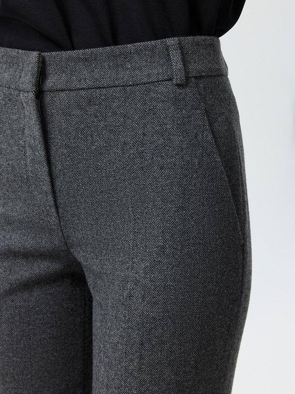 Зауженные брюки «в елочку»