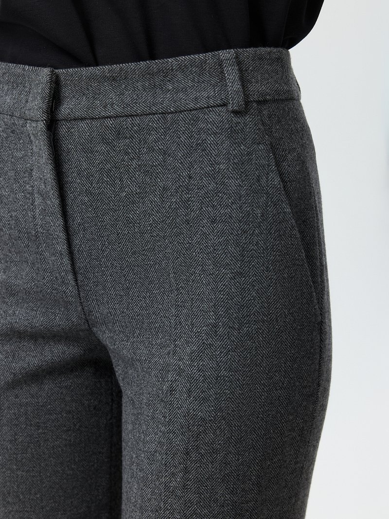 Зауженные брюки «в елочку»