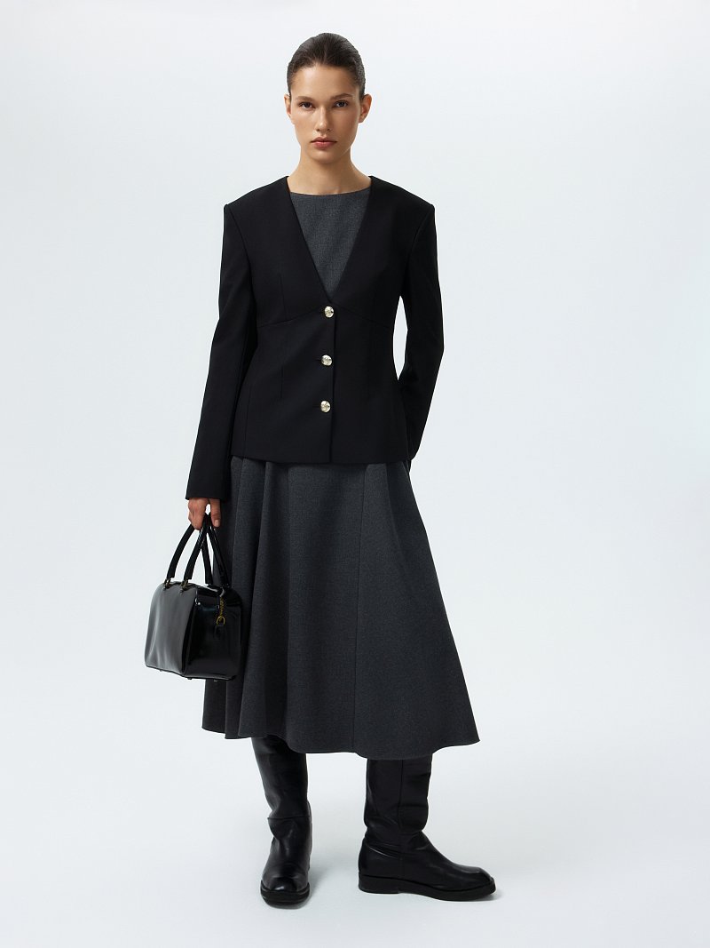 Приталенный жакет с V-вырезом