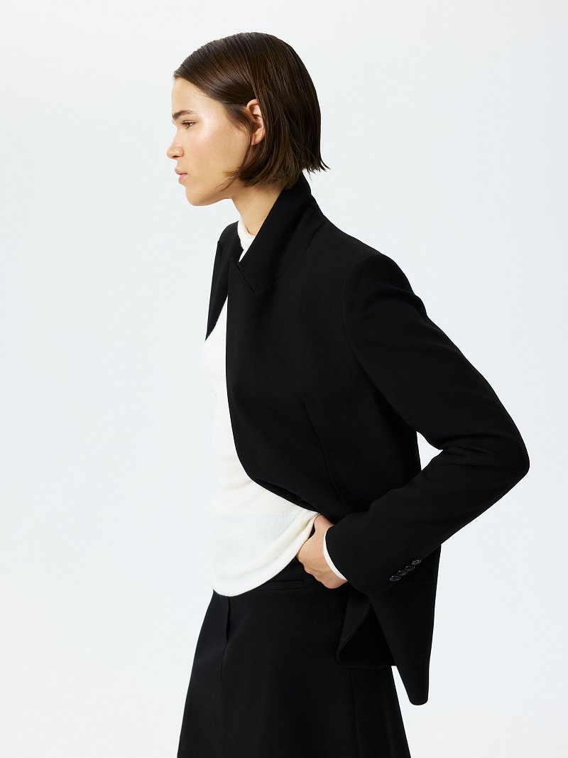 Прямой жакет на пуговице