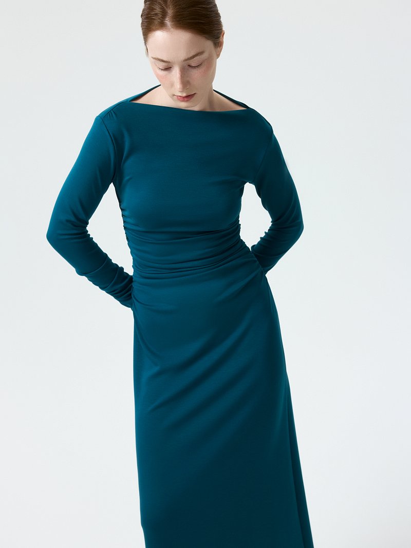 Трикотажное платье с драпировками