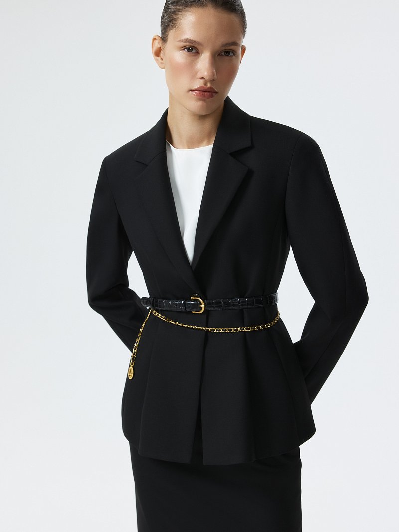 Приталенный жакет с защипами