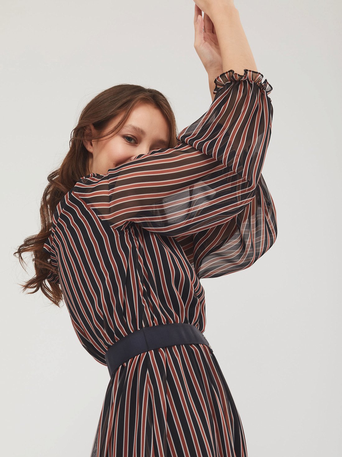 Приталенное платье с воланом: фото №1