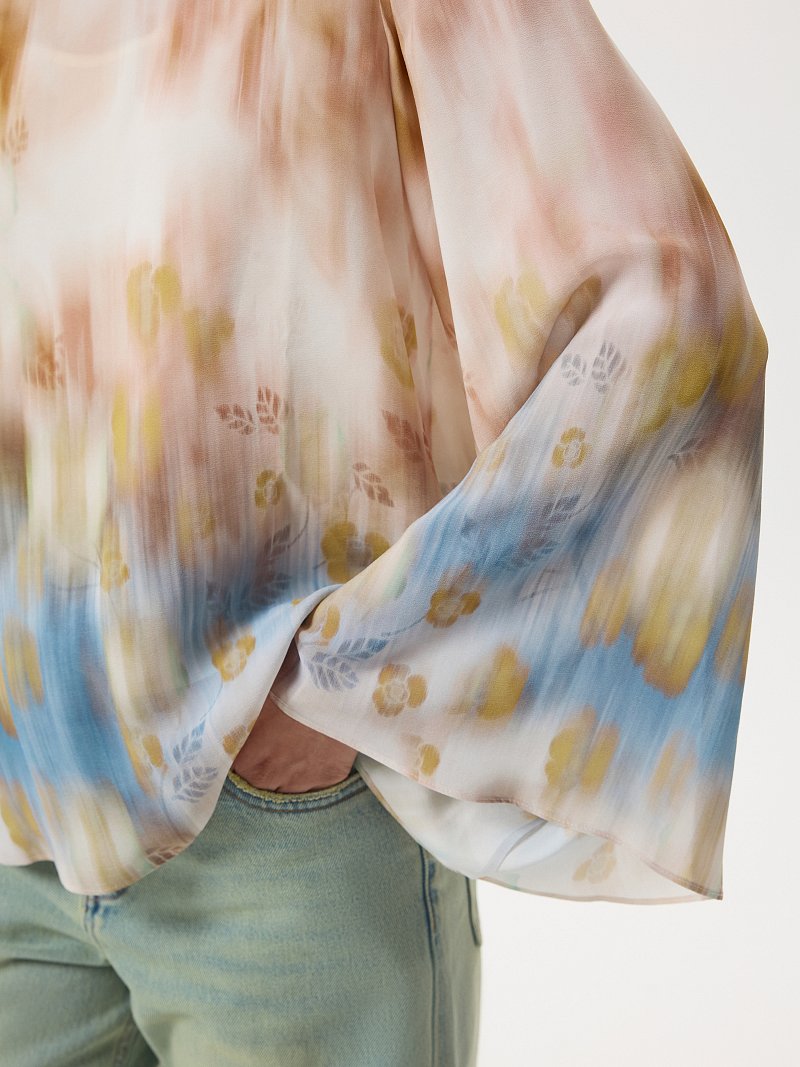 Шифоновая блуза с расклешенными рукавами