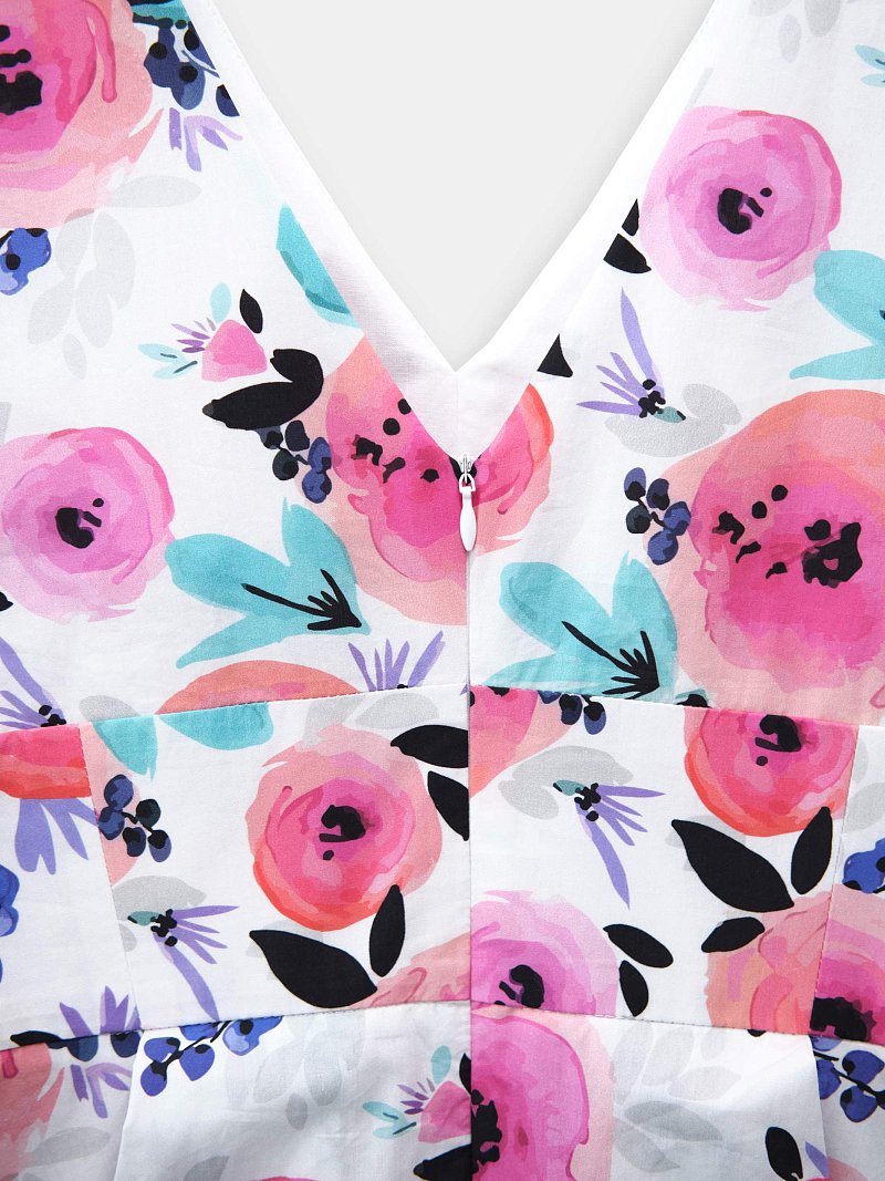 Платье приталенное с V-вырезом