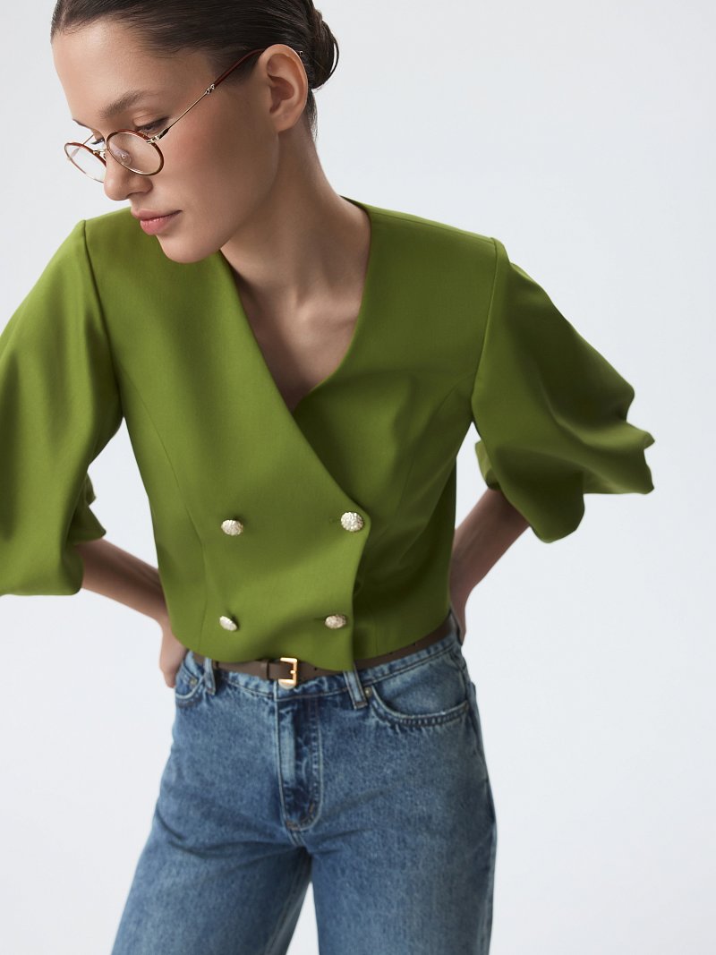 Укороченный жакет с объемными рукавами