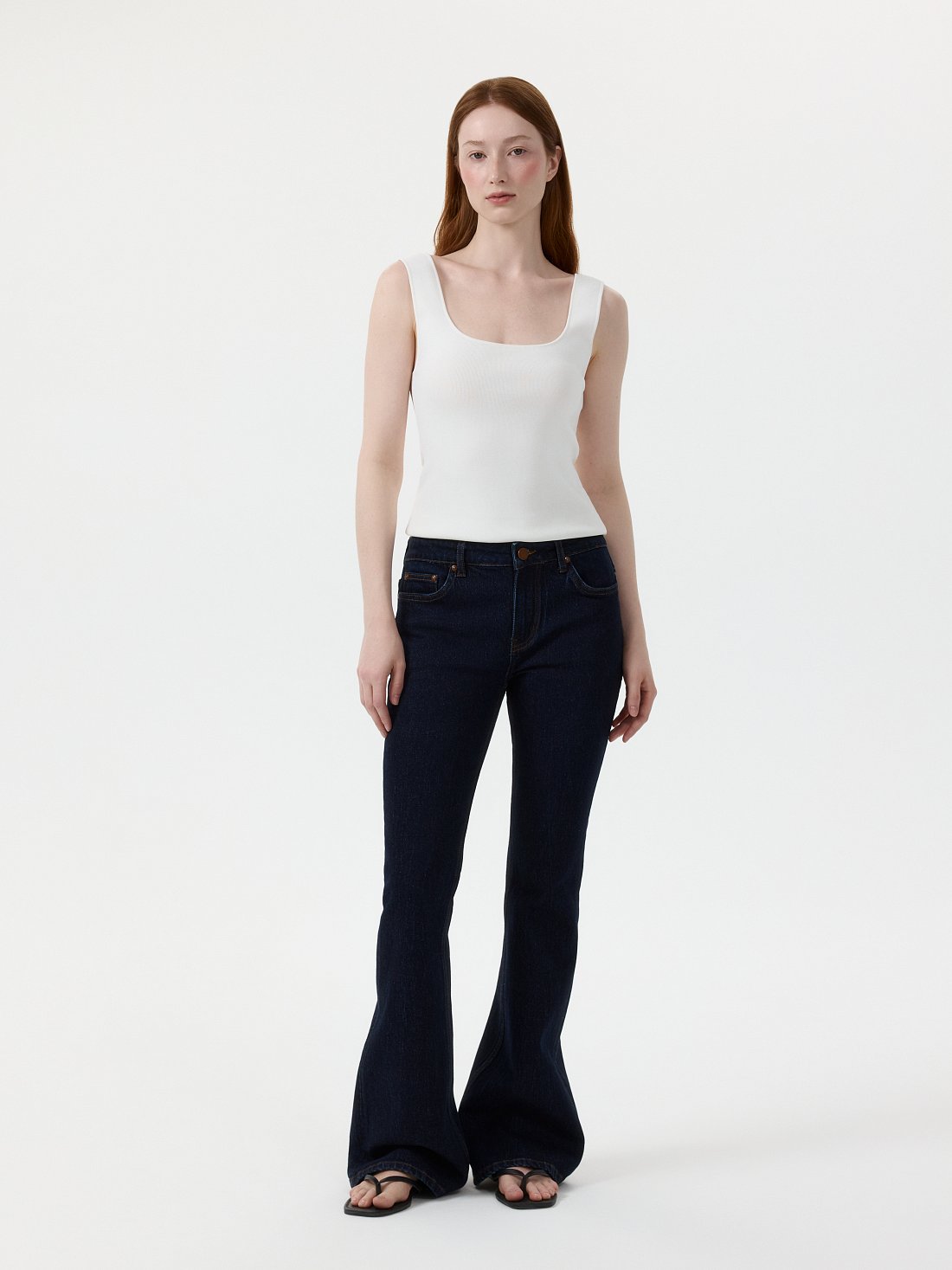 Джинсы-клеш с низкой посадкой: фото №1