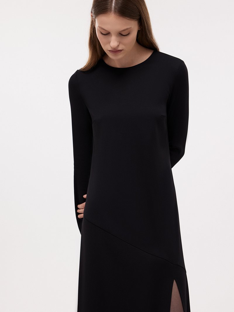 Приталенное платье с разрезом