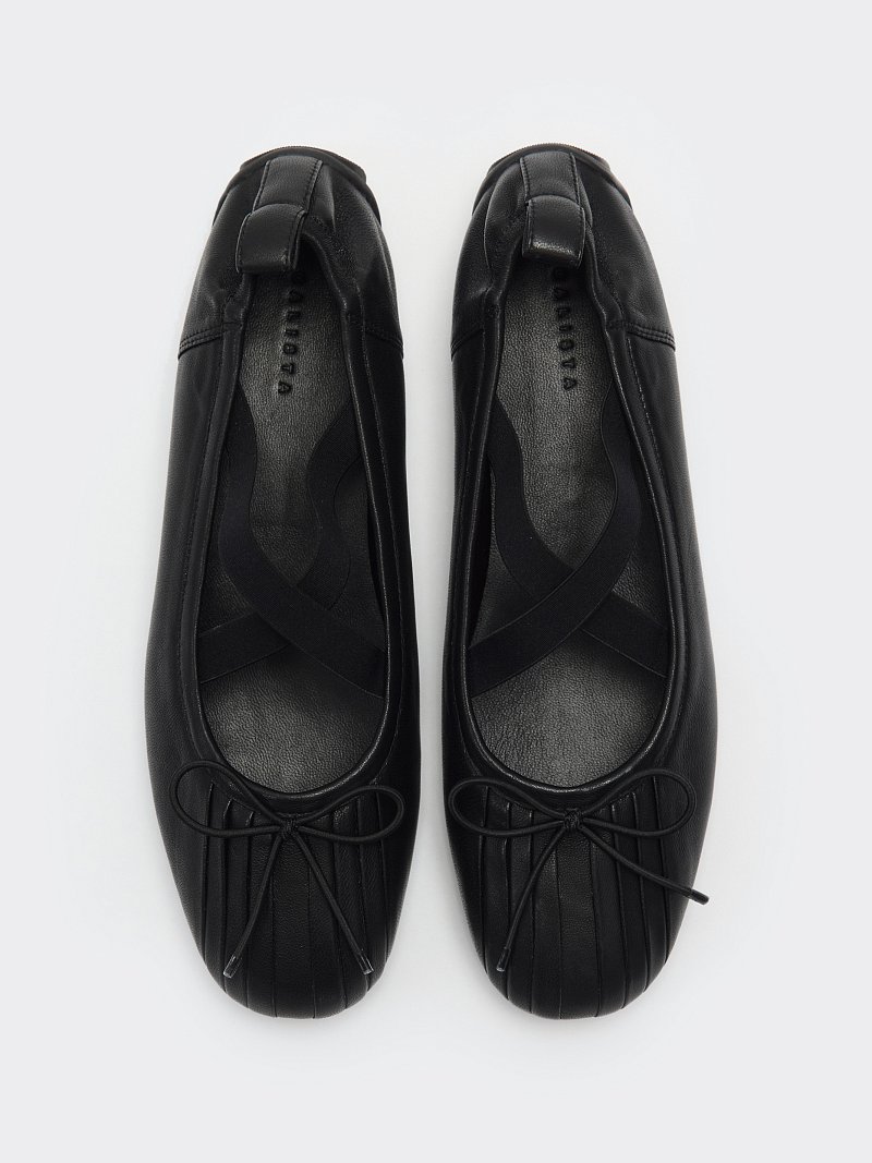 Кожаные балетки с бантом