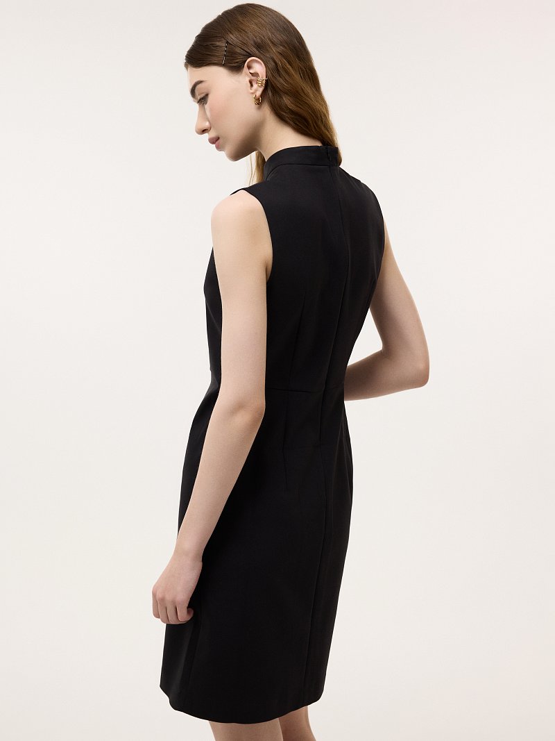 Платье из трикотажа с драпировкой на лифе