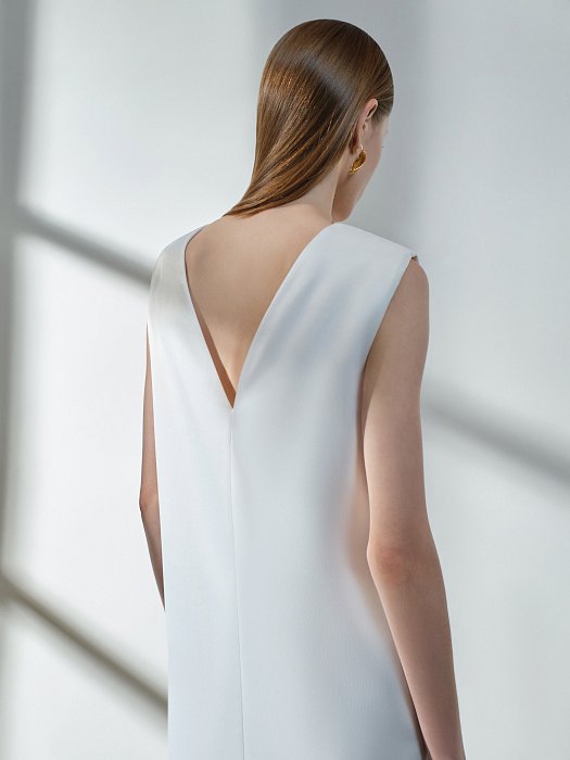 Атласное платье с акцентными плечами: фото №4