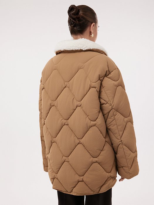 Утепленная куртка с отделкой из овчины: фото №4