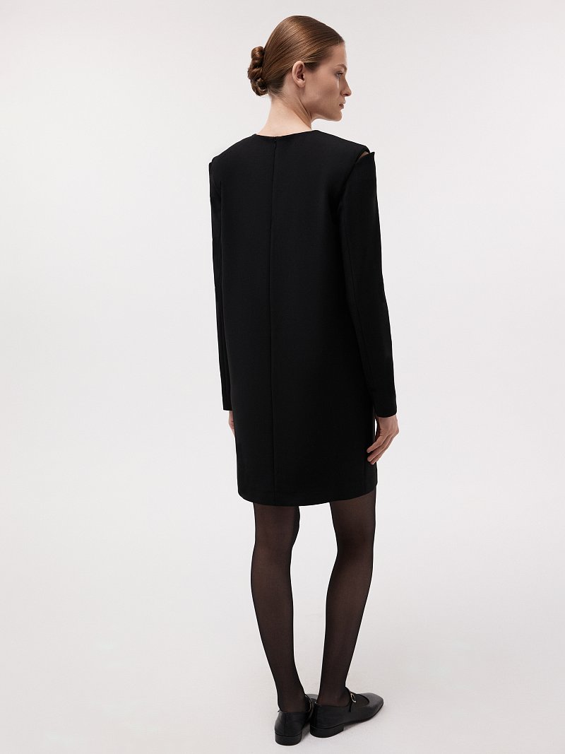 Платье с вырезами на плечах