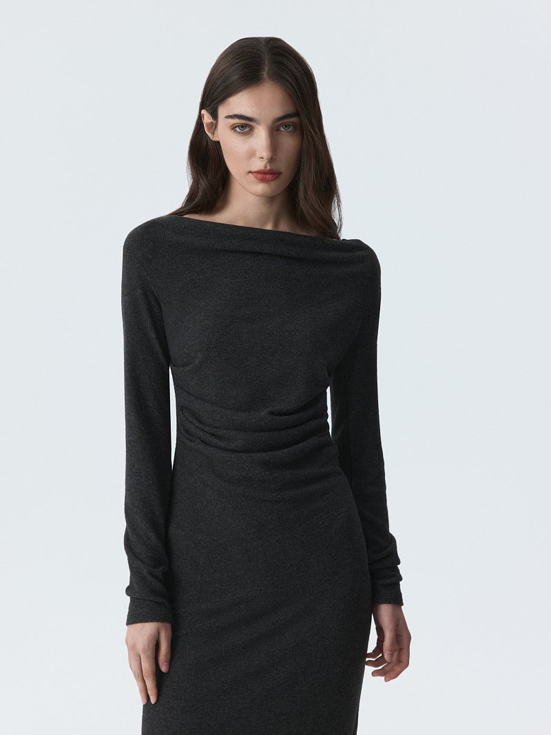 Трикотажное платье с открытыми плечами
