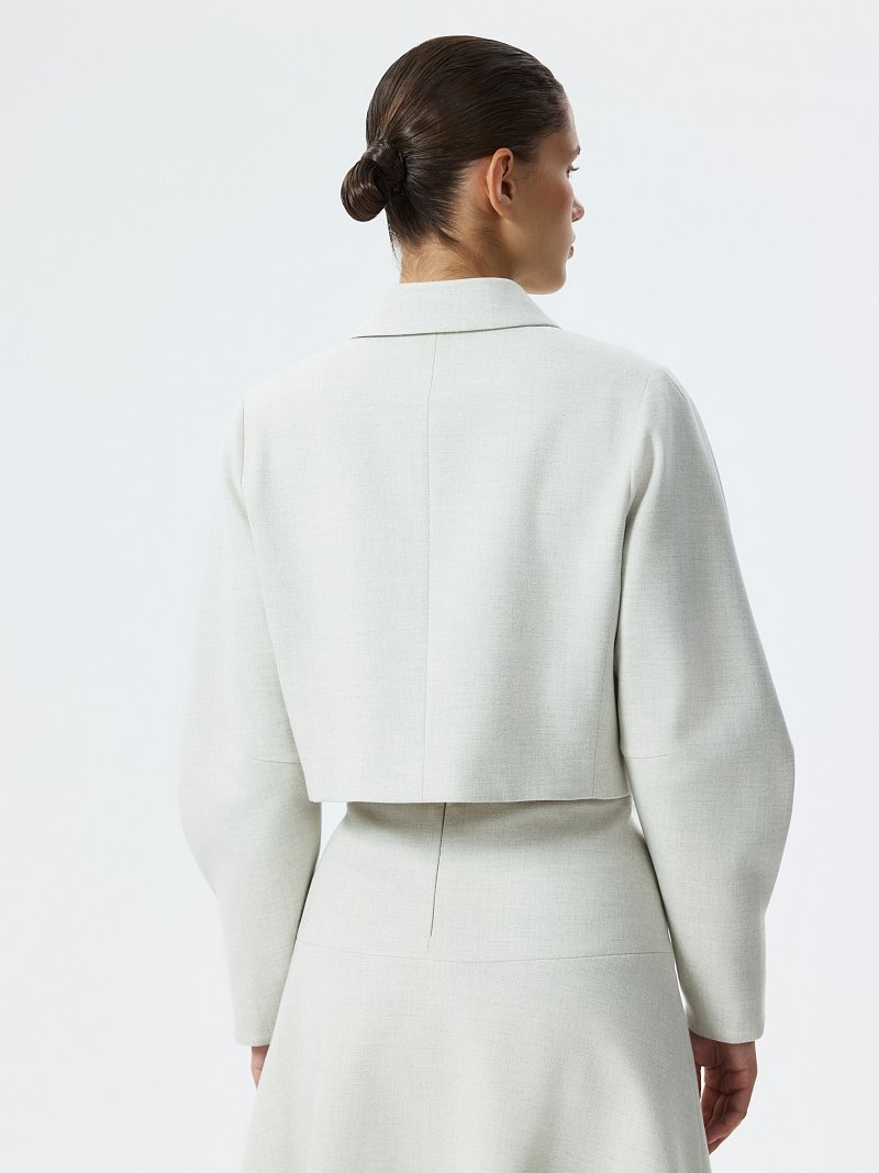 Укороченный жакет с объемными рукавами