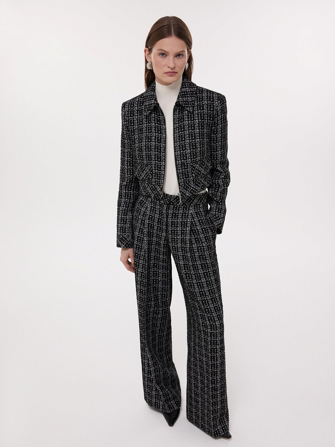 Укороченный твидовый жакет на молнии: фото №1