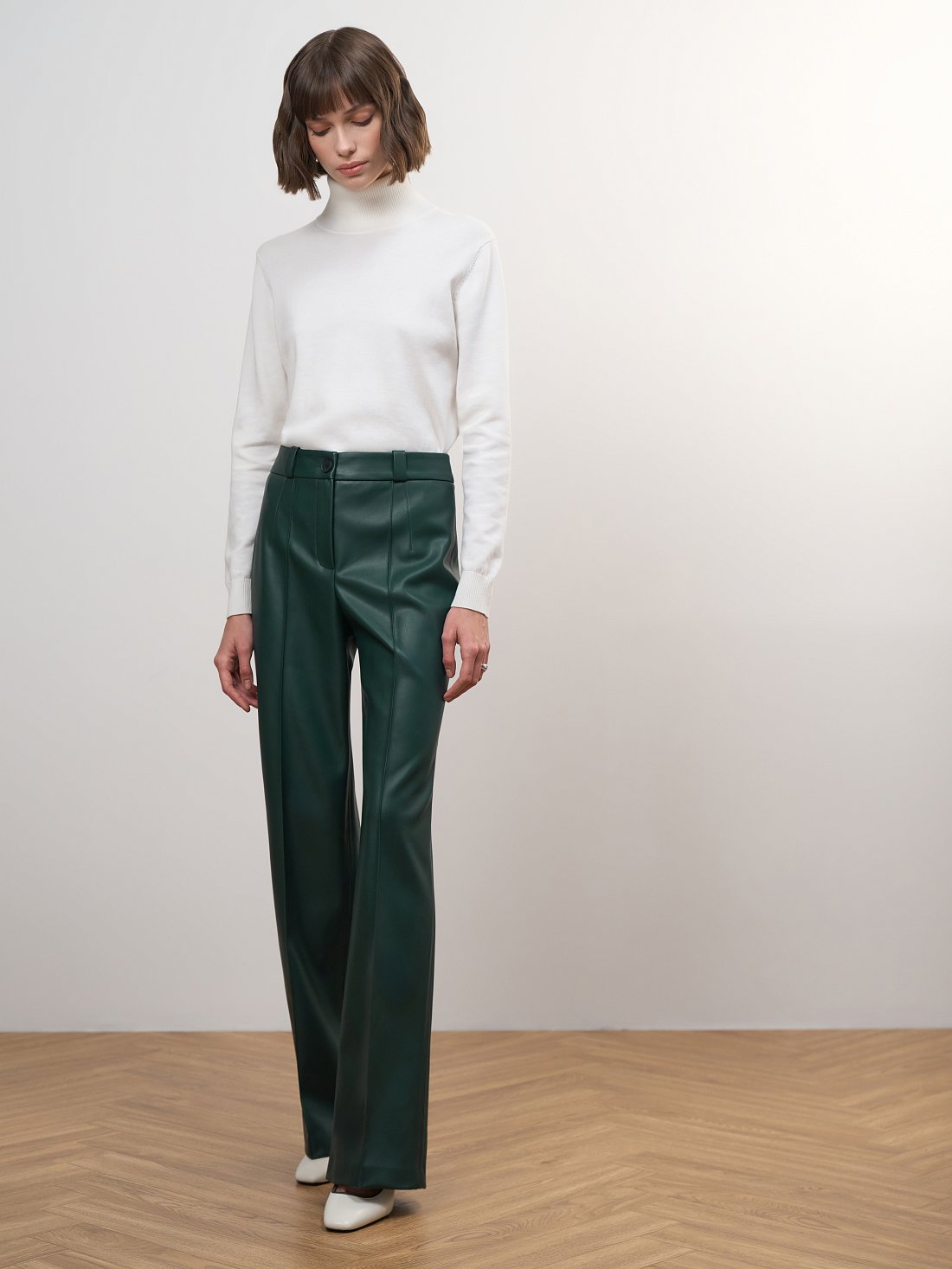 Брюки из экокожи со стрелками: фото №1