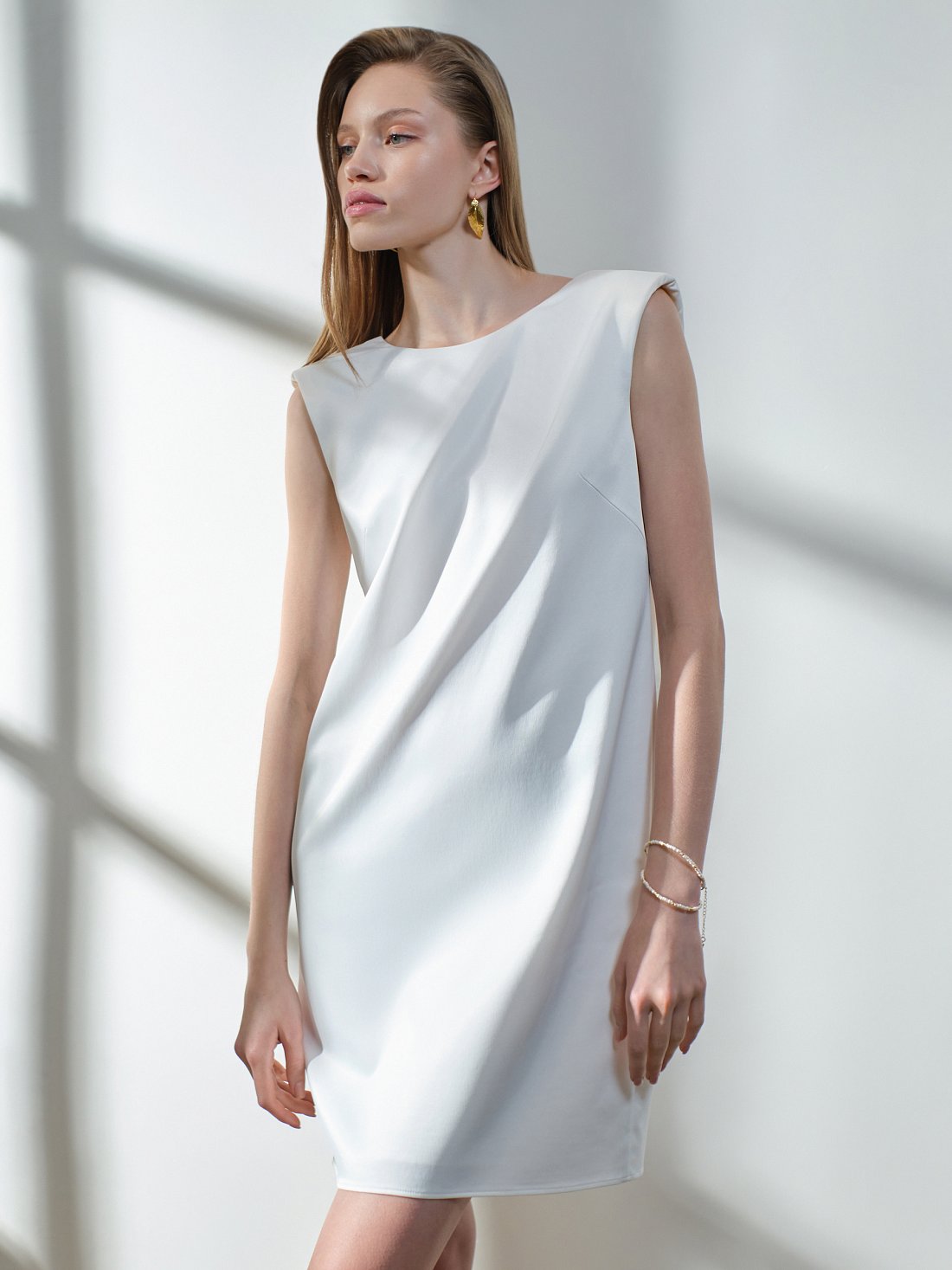 Атласное платье с акцентными плечами: фото №1