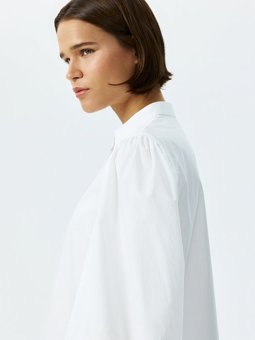 Укороченная блуза с объемными рукавами: фото №3