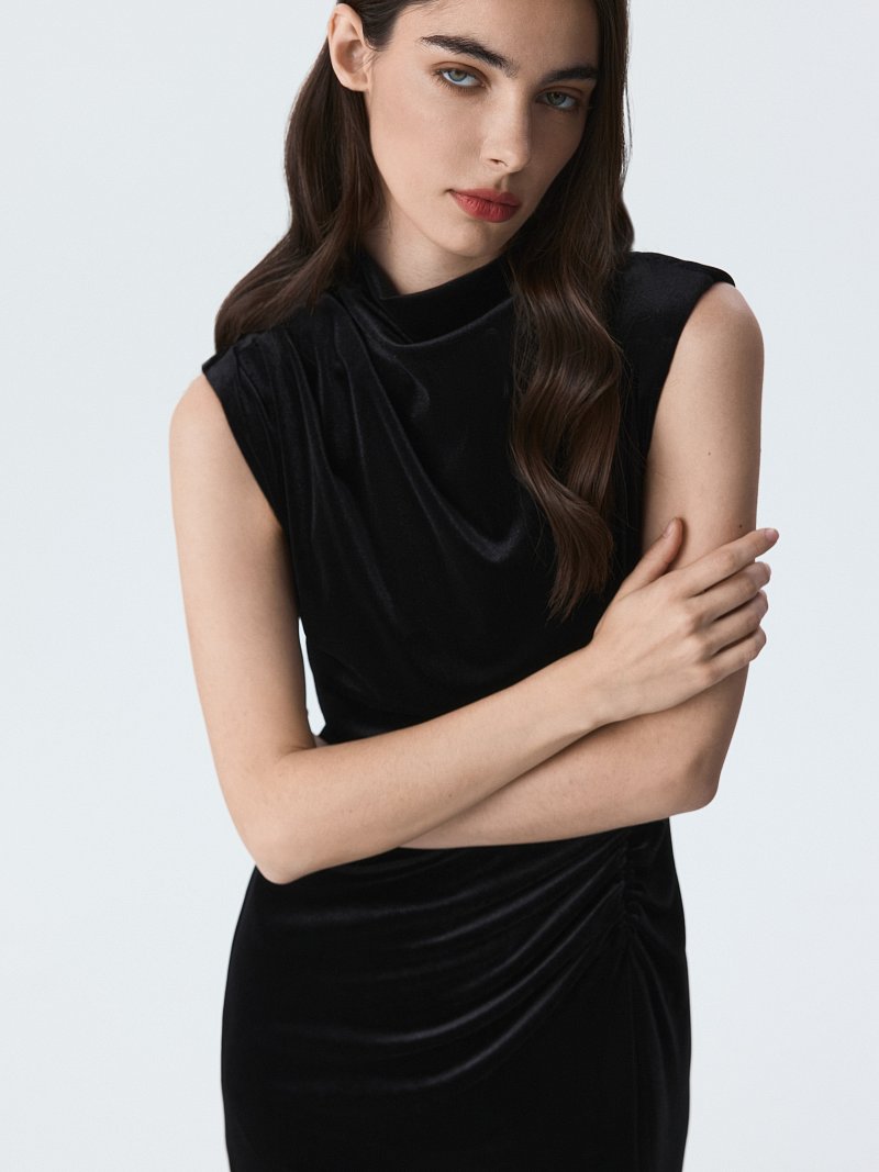 Бархатное платье с драпировками