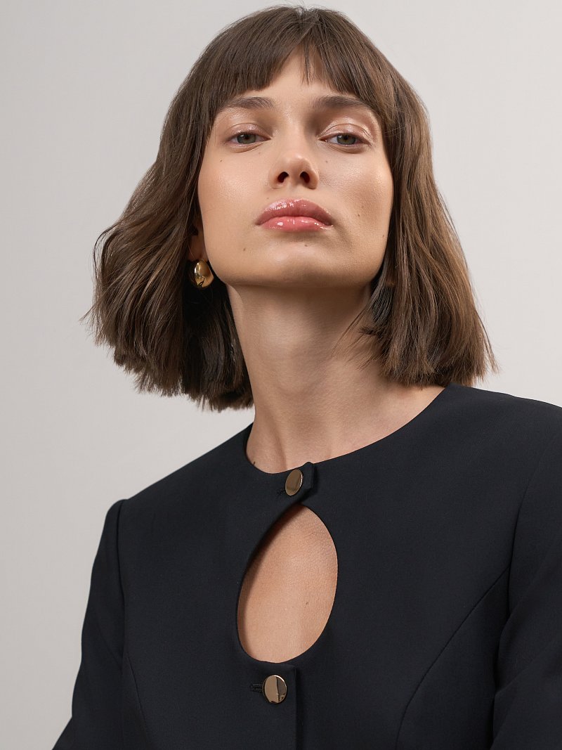 Платье с фигурным вырезом