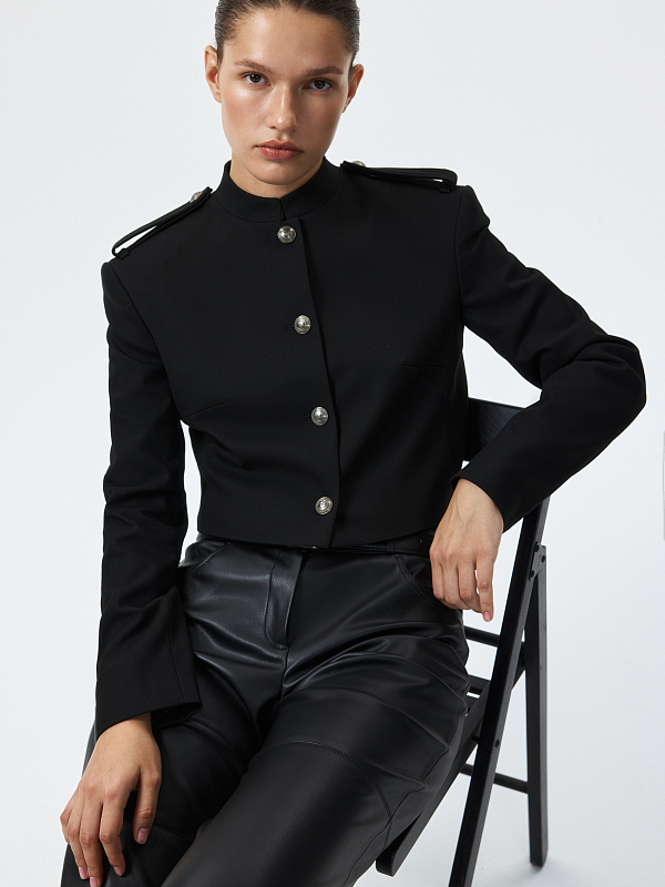 Укороченный жакет со стойкой